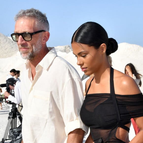 Vincent Cassel et sa femme Tina Kunakey - Défilé "Le Papier", automne-hiver 2022-2023, de Simon Porte Jacquemus aux Salin de Giraud à Arles, le 27 juin 2022. © Bruno Bebert/Bestimage