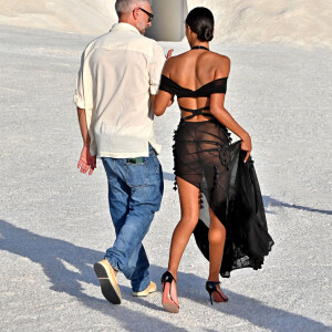 Vincent Cassel et sa femme Tina Kunakey - Défilé "Le Papier", automne-hiver 2022-2023, de Simon Porte Jacquemus aux Salin de Giraud à Arles, le 27 juin 2022. © Bruno Bebert/Bestimage