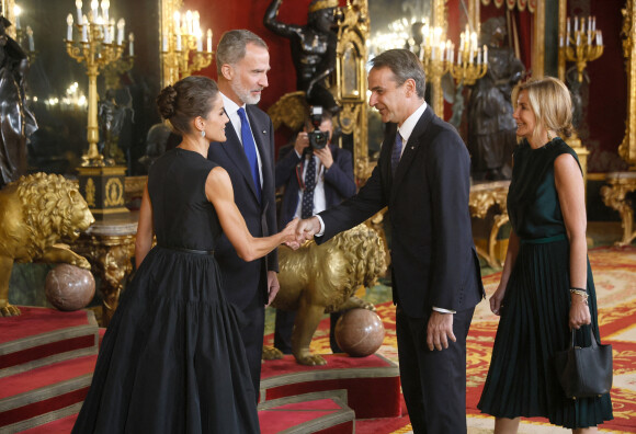 Le roi Felipe VI d'Espagne et la reine Letizia avec Kyriakos Mitsotakis, premier ministre de la Grèce et sa femme Mareva Grabowski - Dîner de gala du 32ème Sommet de l'OTAN au Palais royal de Madrid, le 28 juin 2022. 