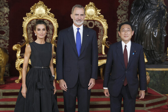 Le roi Felipe VI d'Espagne et la reine Letizia avec Fumio Kishida (Premier ministre du Japon), - Dîner de gala du 32ème Sommet de l'OTAN au Palais royal de Madrid, le 28 juin 2022. 