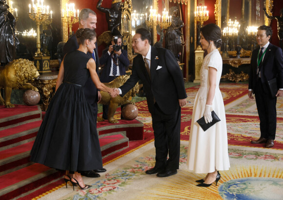 Le roi Felipe VI d'Espagne et la reine Letizia avec Yoon Seok-youl président de la Corée du Sud et sa femme Kim Keon-hee - Dîner de gala du 32ème Sommet de l'OTAN au Palais royal de Madrid, le 28 juin 2022. 
