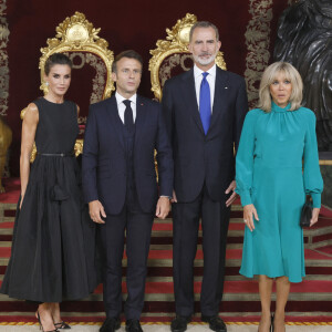 Le roi Felipe VI et la reine Letizia d'Espagne, Emmanuel Macron, président de la République Française, et la Première dame Brigitte Macron - Dîner de gala du 32ème Sommet de l'OTAN au Palais royal de Madrid. 