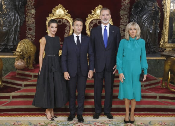 Le roi Felipe VI et la reine Letizia d'Espagne, Emmanuel Macron, président de la République Française, et la Première dame Brigitte Macron - Dîner de gala du 32ème Sommet de l'OTAN au Palais royal de Madrid. 