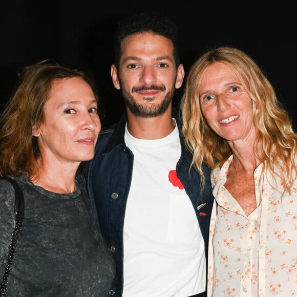Exclusif - Emmanuelle Bercot, Vincent Dedienne et Sandrine Kiberlain - 100e du spectacle de Vincent Dedienne, "Un soir de gala", au théâtre Marigny. Paris, le 27 juin 2022. © Coadic Guirec/Bestimage