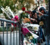 Fleurs déposées devant le Bataclan à Paris le lendemain des attentats du 13 novembre 2015 à Paris