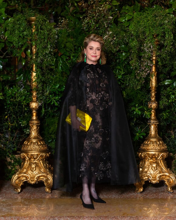 Catherine Deneuve - Photocall de la soirée de gala "Dior et Venetian Heritage" à l'opéra La Fenice à Venise, dans le cadre de l'ouverture de la 59 ème Biennale d'art contemporain, le 23 avril 2022.