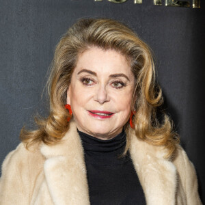 Catherine Deneuve - People au photocall du défilé Saint-Laurent Prêt-à-porter Automne/Hiver 2022/2023 dans le cadre de la Fashion Week de Paris, France, le 1er Mars 2022. © Olivier Borde /Bestimage