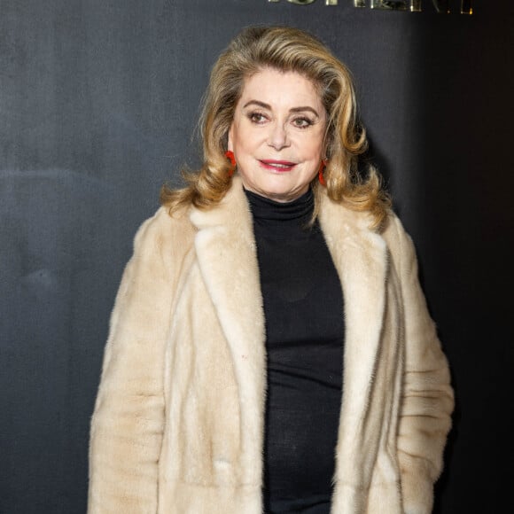 Catherine Deneuve - People au photocall du défilé Saint-Laurent Prêt-à-porter Automne/Hiver 2022/2023 dans le cadre de la Fashion Week de Paris, France, le 1er Mars 2022. © Olivier Borde /Bestimage