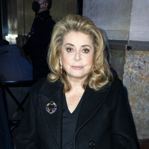 Catherine Deneuve au front row du défilé Ami automne-hiver 2022/2023 dans le cadre de la Fashion Week de Paris, France, le 19 janvier 2022. Olivier Borde/bestimage