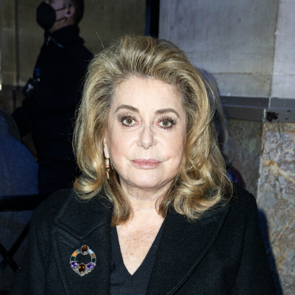 Catherine Deneuve au front row du défilé Ami automne-hiver 2022/2023 dans le cadre de la Fashion Week de Paris, France, le 19 janvier 2022. Olivier Borde/bestimage