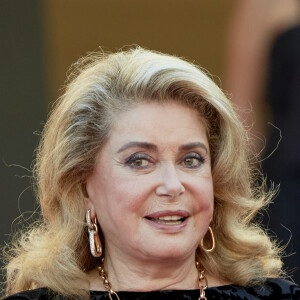 Catherine Deneuve - Montée des marches du film " De son vivant " lors du 74ème Festival International du Film de Cannes. Le 10 juillet 2021 © Borde-Jacovides-Moreau / Bestimage