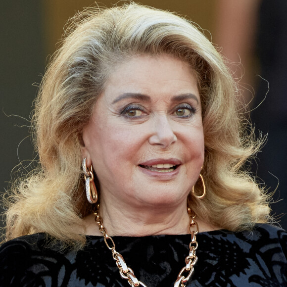 Catherine Deneuve - Montée des marches du film " De son vivant " lors du 74ème Festival International du Film de Cannes. Le 10 juillet 2021 © Borde-Jacovides-Moreau / Bestimage