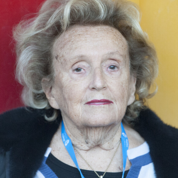 Info - Bernadette Chirac se retire du conseil d'administration du groupe LVMH - Exclusif - Prix spécial - Bernadette Chirac - Match de football caritatif organisé par le Variétés Club de France au profit de l'association "+ de Vie" présidée par Bernadette Chirac et de l'association "Urma" présidée par Laurent Blanc au stade Jean-Paul David à Mantes-la-Jolie le 11 octobre 2016. C'est la première sortie officielle de Bernadette Chirac depuis l'hospitalisation de son mari Jacques Chirac et de sa propre hospitalisation. © Pierre Perusseau/Bestimage