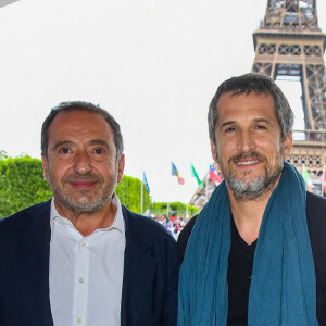 Exclusif - Prix spécial - No Web - Patrick Timsit et Guillaume Canet dans l'espace VIP lors de la 8ème édition du "Longines Paris Eiffel Jumping" au Champ de Mars à Paris le 24 juin 2022. © Gorassini / Perusseau / Tribeca / Bestimage