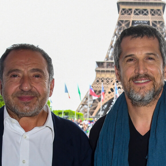 Exclusif - Patrick Timsit et Guillaume Canet, dans l'espace VIP de la 8ème édition du "Longines Paris Eiffel Jumping" au Champ de Mars à Paris, France, le 25 juin 2022. © Perusseau-Gorassini-Tribeca/Bestimage