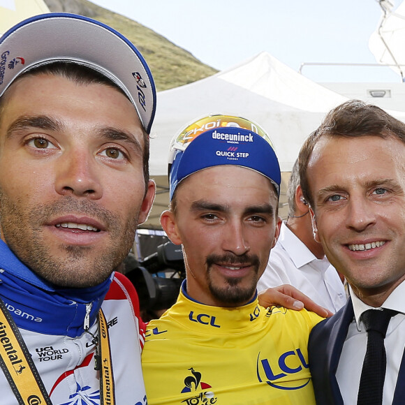 Emmanuel Macron, président de la République française, Julian Alaphilippe, Thibaut Pinot - Emmanuel Macron se rend sur l'étape du Tourmalet sur le Tour de France 2019 (14ème étape) - Il rejoint E.Merckx sur la ligne d'arrivée de l'étape, signe des autographes aux spectateurs, félicite les coureurs sur la ligne d'arrivée et applaudit les coureurs français J.Alaphilippe (toujours maillot jaune) et T.Pinot (vainqueur de l'étape). Tourmalet, le 20 juillet 2019. © Patrick Bernard / Bestimage