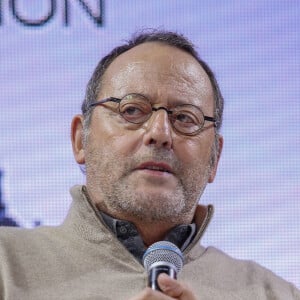 Jean Reno est à Cracovie, Pologne, le 11 décembre 2018. L'acteur est venu à l'invitation de la Fondation nationale polonaise dans le cadre du projet 100 × 100 pour rencontrer des fans et faire connaissance avec la tradition de Noël polonaise. Jean était photographié en train de faire un tour en calèche et de s'arrêter à divers endroits pour manger quelque chose. © Damian Klamka/SOPA Images/ZUMA Wire/Bestimage