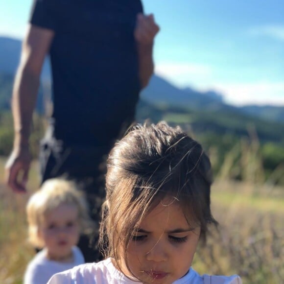 Martin Fourcade avec ses filles Inès et Manon, mai 2020.