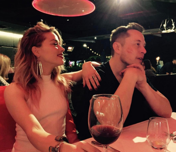 Amber Heard et Elon Musk officialisent leur relation en posant ensemble sur Instagram le 23 avril 2017.