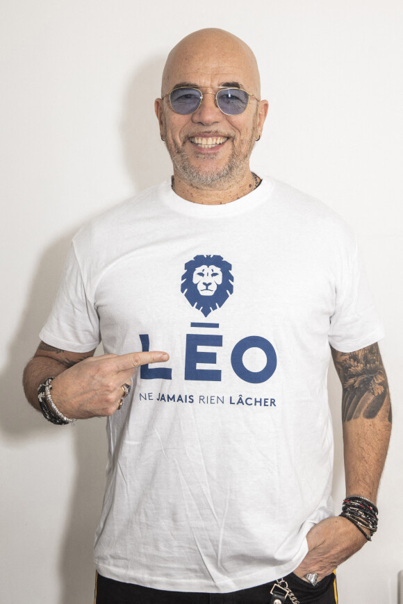 - Pascal Obispo pose pour l'association Leo, parrainée par Philippe Cavérivière - Backstage pendant l'émission On Est En Direct (OEED) , présentée par Laurent Ruquier et diffusée en direct le 16 janvier 2021 sur France 2 à Paris le 16 janvier 2021 © Jack Tribeca / Bestimage 