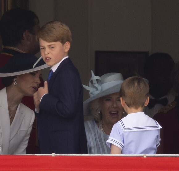 Catherine Kate Middleton, duchesse de Cambridge, le prince George, Camilla Parker Bowles, duchesse de Cornouailles et le prince Louis - Les membres de la famille royale regardent le défilé Trooping the Colour depuis un balcon du palais de Buckingham à Londres lors des célébrations du jubilé de platine de la reine le 2 juin 2022 