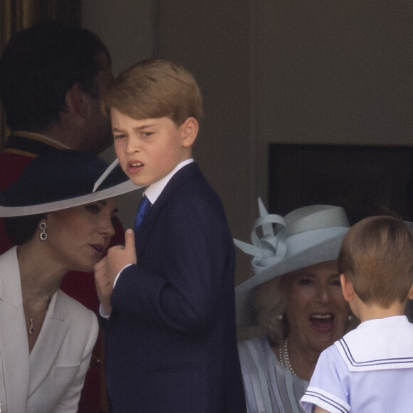 Catherine Kate Middleton, duchesse de Cambridge, le prince George, Camilla Parker Bowles, duchesse de Cornouailles et le prince Louis - Les membres de la famille royale regardent le défilé Trooping the Colour depuis un balcon du palais de Buckingham à Londres lors des célébrations du jubilé de platine de la reine le 2 juin 2022 