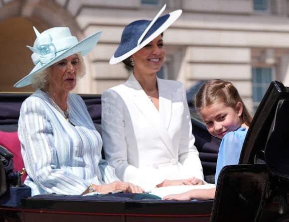Camilla Parker Bowles, duchesse de Cornouailles, Catherine Kate Middleton, duchesse de Cambridge et la princesse Charlotte - Les membres de la famille royale regardent le défilé Trooping the Colour depuis un balcon du palais de Buckingham à Londres lors des célébrations du jubilé de platine de la reine le 2 juin 2022. 