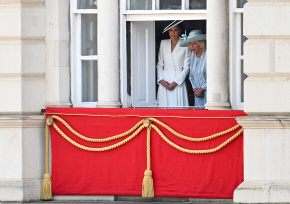 Catherine (Kate) Middleton, duchesse de Cambridge, Camilla Parker Bowles, duchesse de Cornouailles - Les membres de la famille royale saluent la foule depuis le balcon du Palais de Buckingham, lors de la parade militaire "Trooping the Colour" dans le cadre de la célébration du jubilé de platine (70 ans de règne) de la reine Elizabeth II à Londres, le 2 juin 2022. 