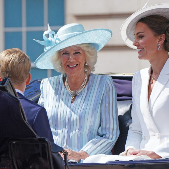 Le prince George, Camilla Parker Bowles, duchesse de Cornouailles, Catherine Kate Middleton, duchesse de Cambridge - Les membres de la famille royale lors de la parade militaire "Trooping the Colour" dans le cadre de la célébration du jubilé de platine (70 ans de règne) de la reine Elizabeth II à Londres, le 2 juin 2022. 