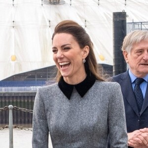 Le prince Charles, prince de Galles, Camilla Parker Bowles, duchesse de Cornouailles, et Catherine (Kate) Middleton, duchesse de Cambridge, arrivent pour une visite à la fondation Trinity Buoy Wharf, un site de formation pour les arts et la culture à Londres, Royaume Uni. 