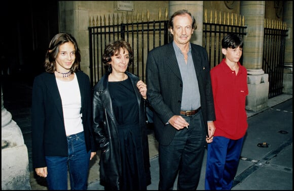 Patrick Chesnais, sa femme Josiane Stoleru et ses enfants Emilie et Ferdinand à la première du film Chérie, j'ai rétrécie le public en 1999