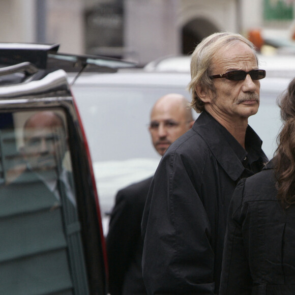 L'acteur Patrick Chesnais quittant l'église Saint-Roch à Paris après les funérailles de son fils Ferdinand le 22 octobre 2006