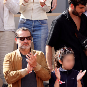 Gilles Lellouche et sa fille Ava dans les tribunes lors des Internationaux de France de Tennis de Roland Garros 2022. Paris, le 5 juin 2022. © Dominique Jacovides/Bestimage 