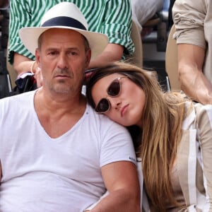 Roger Erhart et sa compagne Delphine Wespiser, Miss France - Célébrités dans les tribunes des internationaux de France de Roland Garros à Paris. © Cyril Moreau - Dominique Jacovides/Bestimage