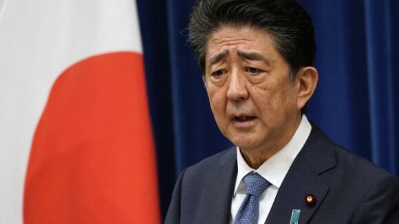 "Il s'est effondré et saignait du cou" : L'ex-Premier ministre japonais victime de coups de feu