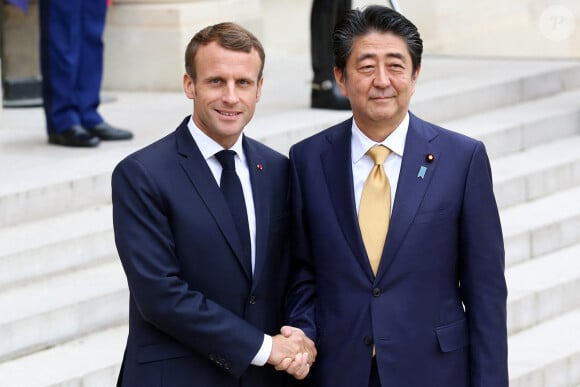 Le président Emmanuel Macron reçoit Shinzo Abe, Premier ministre du Japon au palais de l'Elysée à Paris le 17 octobre 2018. © Stéphane Lemouton / Bestimage