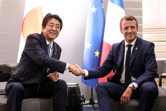 Le président français, Emmanuel Macron s'entretient avec le Premier ministre du Japon Shinzo Abe durant le sommet du G7 à Biarritz, France, le 24 août 2019. © Stéphane Lemouton / Bestimage