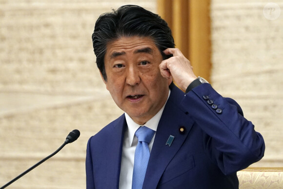 Le premier ministre du Japon Shinzo Abe lors d'une conférence de presse pour annoncer une extension de l'état d'urgence le 4 mai 2020. © POOL via ZUMA Wire / Bestimage