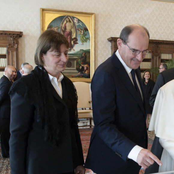Le pape François reçoit le Premier ministre français, Jean Castex et sa femme Sandra Ribelaygue au Vatican, le 18 octobre 2021. © ANSA/Zuma Press/Bestimage