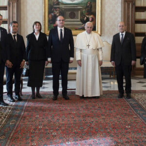 Le pape François reçoit le Premier ministre français, Jean Castex et sa femme Sandra Ribelaygue au Vatican, le 18 octobre 2021. © ANSA/Zuma Press/Bestimage