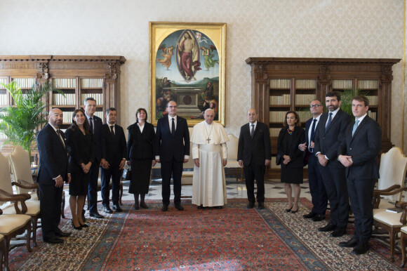 Le pape François reçoit le Premier ministre français, Jean Castex et sa femme Sandra Ribelaygue au Vatican, le 18 octobre 2021. © ANSA/Zuma Press/Bestimage