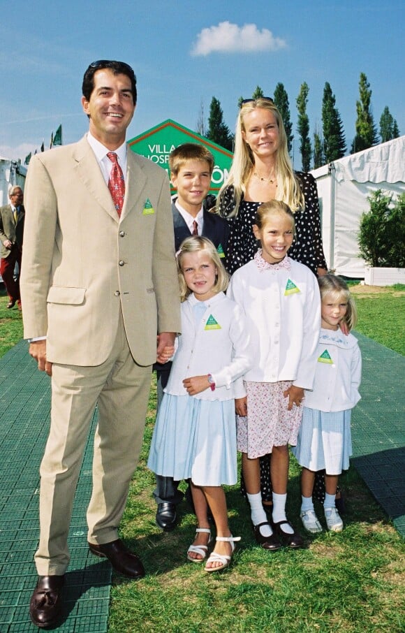 Le prince et la princesse Charles Emmanuel de Bourbon Parme et leurs enfants Amaury, Charlotte, Elisabeth et Zita au 34ème trophée Lancôme à Saint-Nom-La-Bretèche le 14 septembre 2003