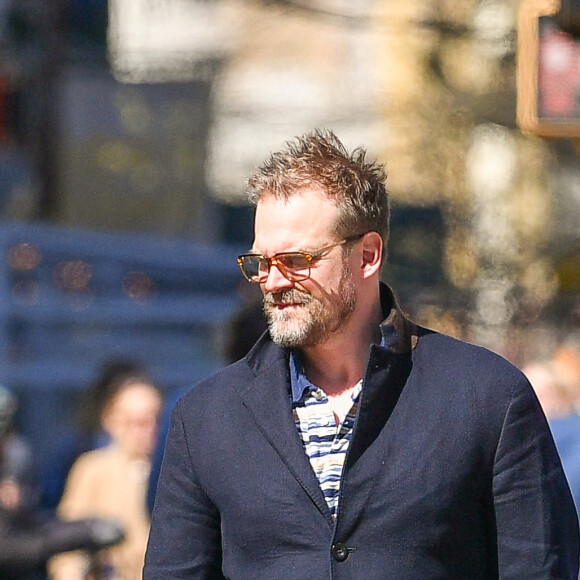 David Harbour se promène avec un ami à New York City, New York, Etats-Unis, le 22 avril 2022. 
