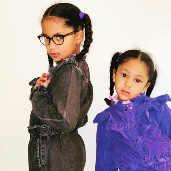 Angelina et Carmen, filles de Karole Rocher et Thomas Ngijol. Publication Instagram du 22/11/2021.