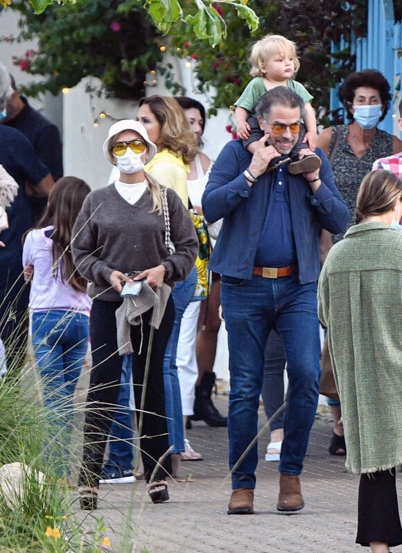 Hunter Biden sort déjeuner en famille avec sa femme Melissa et leur fils Beau au restaurant Taverna Tony à Malibu le 8 août 2021.