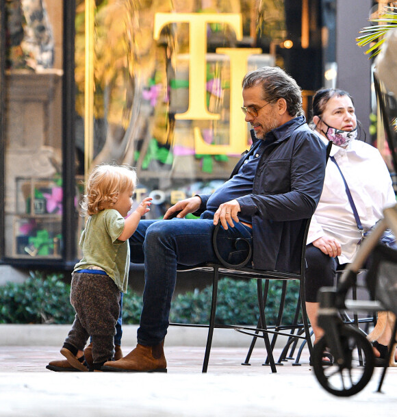 Hunter Biden sort déjeuner en famille avec sa femme Melissa et leur fils Beau au restaurant Taverna Tony à Malibu le 8 août 2021.