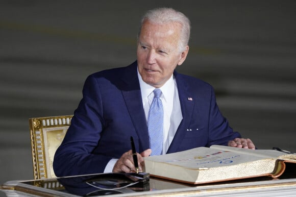 Joe Biden (président des Etats-Unis) est accueilli par le Premier ministre bavarois Markus Soeder à son arrivée à l'aéroport Franz Josef Strauss de Munich, ans le sud de l'Allemagne, le 25 juin 2022, à la veille du sommet du G7. © Future-Image via Zuma Press/Bestimage