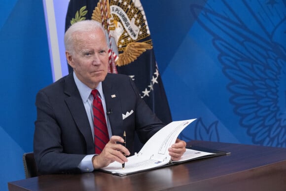 Le président des États-Unis, Joe Biden, participe à une réunion avec les gouverneurs pour discuter des efforts visant à protéger l'accès aux soins de santé reproductive à Washington. 