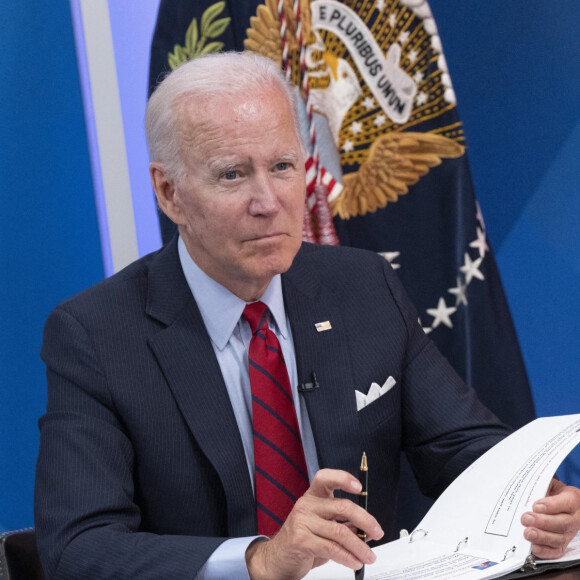 Le président des États-Unis, Joe Biden, participe à une réunion avec les gouverneurs pour discuter des efforts visant à protéger l'accès aux soins de santé reproductive à Washington. 