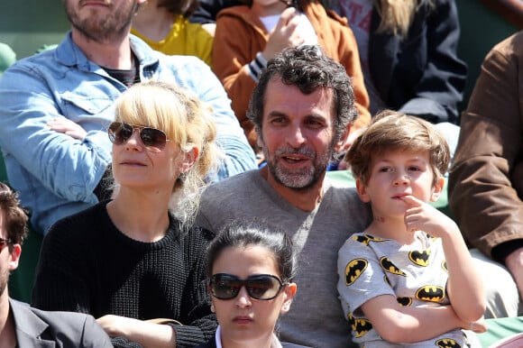 Marina Foïs avec son compagnon Eric Lartigau et son fils George - People dans les tribunes lors du tournoi de tennis de Roland Garros à Paris le 30 mai 2015. 